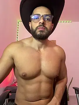 Snapshot of magnumchris chatting on June 2026 02:33:01 PM magnumchris online show from June 2026 02:33:01 PM
