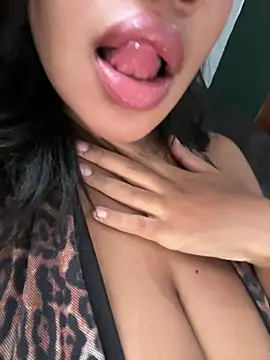 hillarymoreninha online show from April 2026 07:38:02 PM