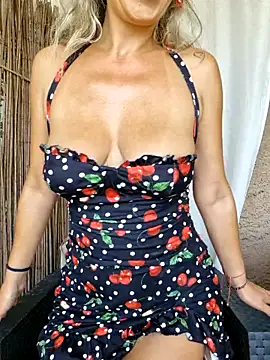 CelynaRoss online show from October 2025 12:34:02 PM