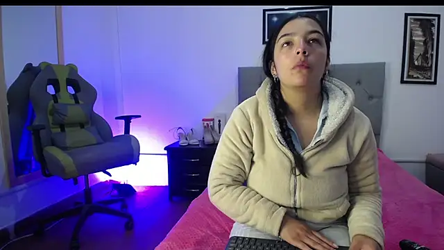 Esmeraldaa- online show from September 2025 05:01:02 AM