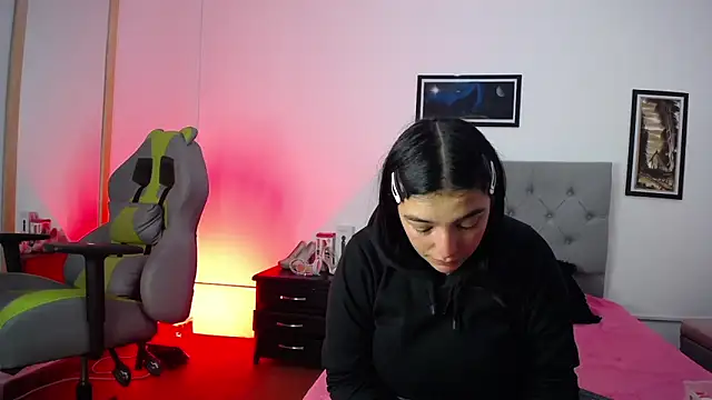 Esmeraldaa- online show from October 2025 04:53:02 AM