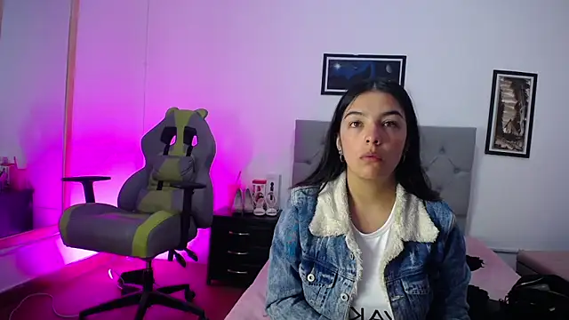 Esmeraldaa- online show from October 2025 04:24:01 AM