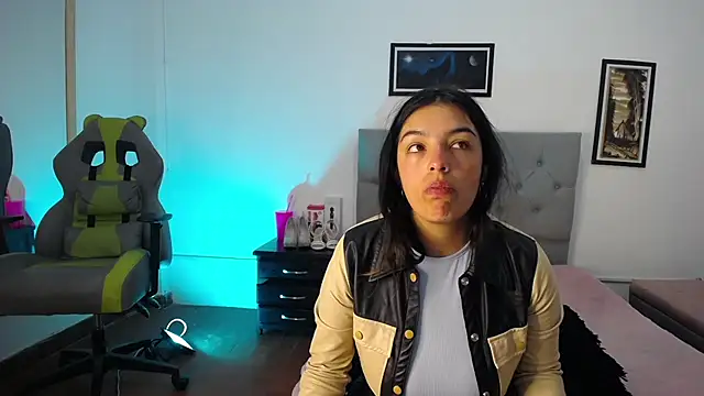 Esmeraldaa- online show from October 2025 04:01:02 AM