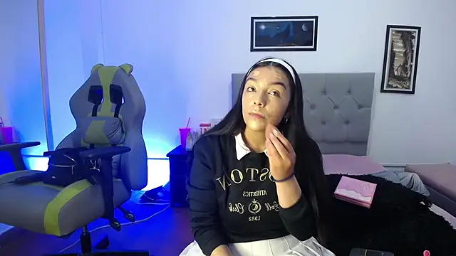 Esmeraldaa- online show from October 2025 05:02:02 AM