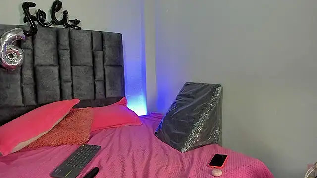 Esmeraldaa- online show from March 2026 04:07:01 AM