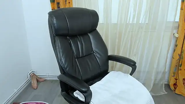 Snapshot of NaughtyWifey1 chatting on September 2025 04:45:02 AM NaughtyWifey1 online show from September 2025 04:45:02 AM