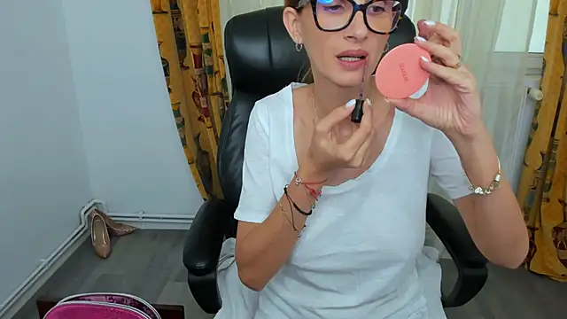 Snapshot of NaughtyWifey1 chatting on September 2025 05:18:01 AM NaughtyWifey1 online show from September 2025 05:18:01 AM