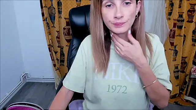 Snapshot of NaughtyWifey1 chatting on October 2025 05:04:01 AM NaughtyWifey1 online show from October 2025 05:04:01 AM