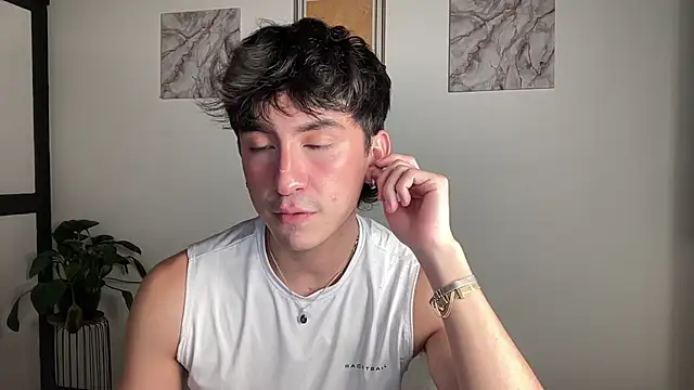 sweettaaron01 online show from May 2026 01:14:01 AM