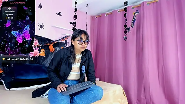 Snapshot of Azul_Moon chatting on October 2025 03:40:02 AM Azul Moon online show from October 2025 03:40:02 AM