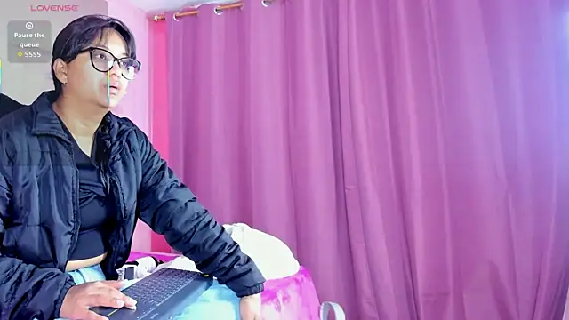 Snapshot of Azul_Moon chatting on November 2025 03:50:01 AM Azul Moon online show from November 2025 03:50:01 AM