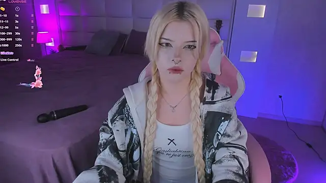 Cuddly Kitten online show from September 2025 10:24:02 PM