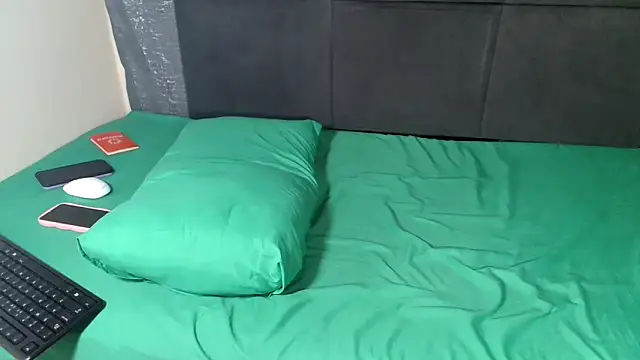 HugeTitisxx online show from April 2026 04:01:01 PM