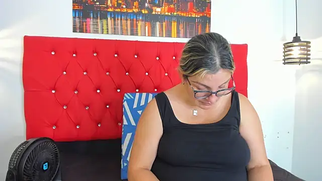 carolinacrus01 online show from September 2025 03:56:02 PM