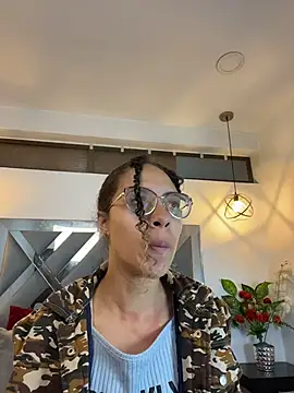 Hanna Cornee  online show from November 2025 01:43:01 PM