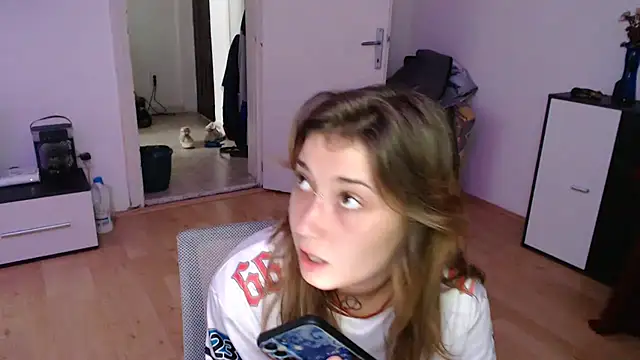 Snapshot of Aliens4twenty chatting on October 2025 09:18:01 AM Aliens4twenty online show from October 2025 09:18:01 AM