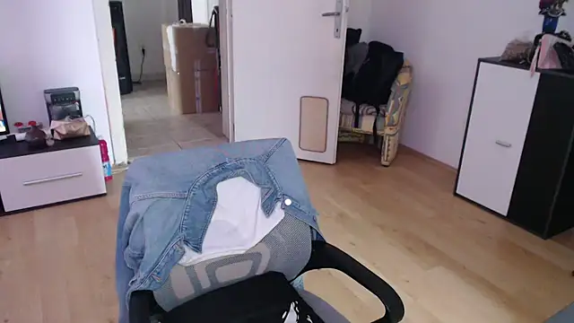 Snapshot of Aliens4twenty chatting on November 2025 09:21:01 AM Aliens4twenty online show from November 2025 09:21:01 AM