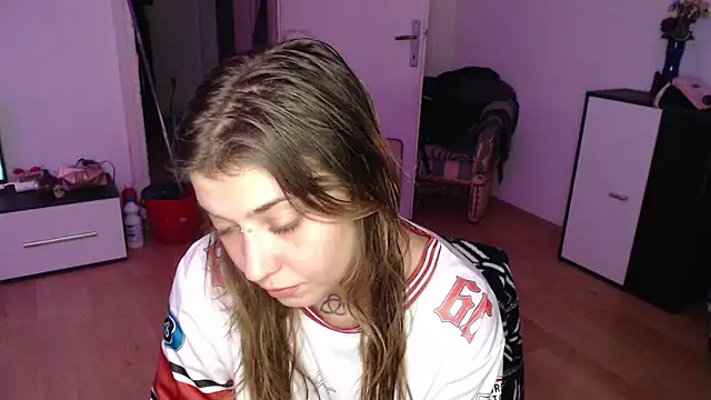 Snapshot of Aliens4twenty chatting on November 2025 10:10:02 PM Aliens4twenty online show from November 2025 10:10:02 PM