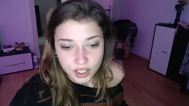 Snapshot of Aliens4twenty chatting on November 2025 10:04:02 AM Aliens4twenty online show from November 2025 10:04:02 AM