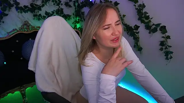 Snapshot of SofieBloom chatting on September 2025 03:56:01 PM SofieBloom online show from September 2025 03:56:01 PM