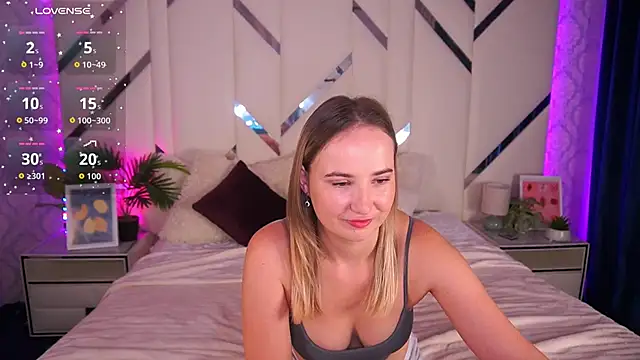 Snapshot of SofieBloom chatting on September 2025 03:13:02 PM SofieBloom online show from September 2025 03:13:02 PM