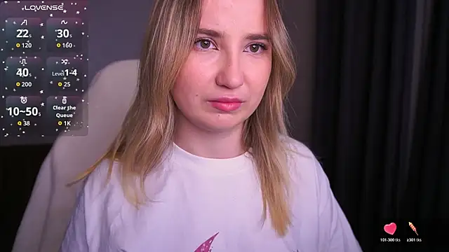 Snapshot of SofieBloom chatting on October 2025 08:19:01 PM SofieBloom online show from October 2025 08:19:01 PM