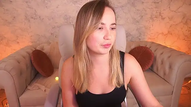 Snapshot of SofieBloom chatting on November 2025 12:02:01 AM SofieBloom online show from November 2025 12:02:01 AM