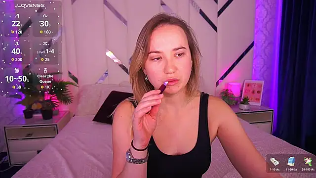 Snapshot of SofieBloom chatting on November 2025 11:48:01 PM SofieBloom online show from November 2025 11:48:01 PM