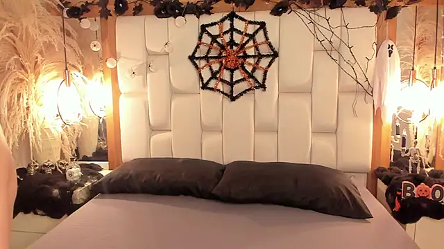 Daphne And Roger online show from October 2025 11:00:01 AM