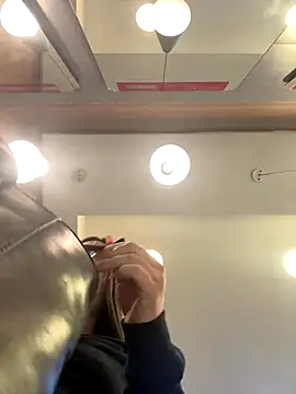 Isabella21  online show from September 2025 10:02:01 PM