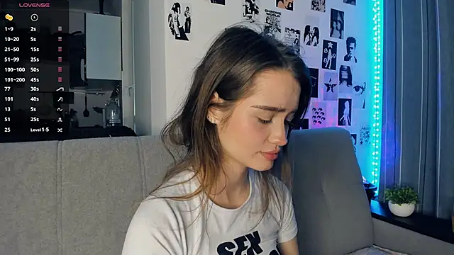 lovelyalivia online show from November 2025 10:01:02 AM