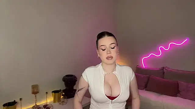 Snapshot of mistress_of_hearts chatting on June 2026 12:41:02 PM mistress of hearts online show from June 2026 12:41:02 PM