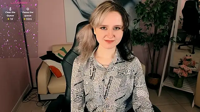 Snapshot of girl_next_doorr chatting on June 2026 01:13:02 PM girl next doorr online show from June 2026 01:13:02 PM
