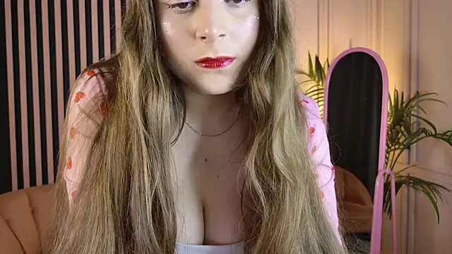 Queen Michelle  online show from December 2025 10:28:02 PM