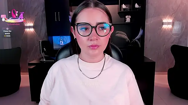 Snapshot of SarahRhodes_ chatting on June 2026 12:00:02 PM SarahRhodes online show from June 2026 12:00:02 PM