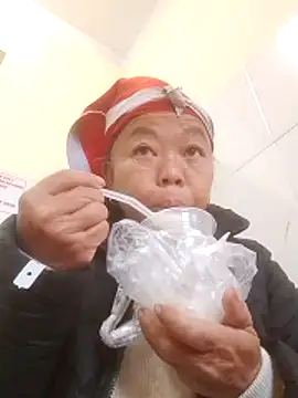 Snapshot of VangLe73 chatting on December 2025 12:40:01 AM VangLe73 online show from December 2025 12:40:01 AM