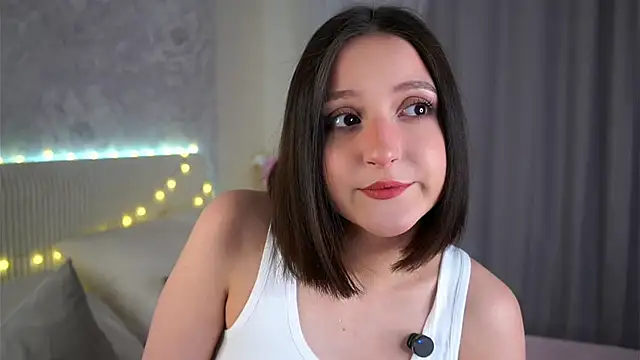 Snapshot of FalineBeacher chatting on April 2026 01:03:01 AM FalineBeacher online show from April 2026 01:03:01 AM