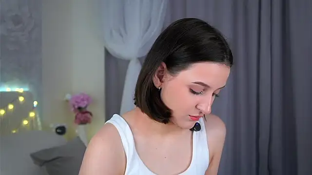 Snapshot of FalineBeacher chatting on April 2026 01:03:01 AM FalineBeacher online show from April 2026 01:03:01 AM