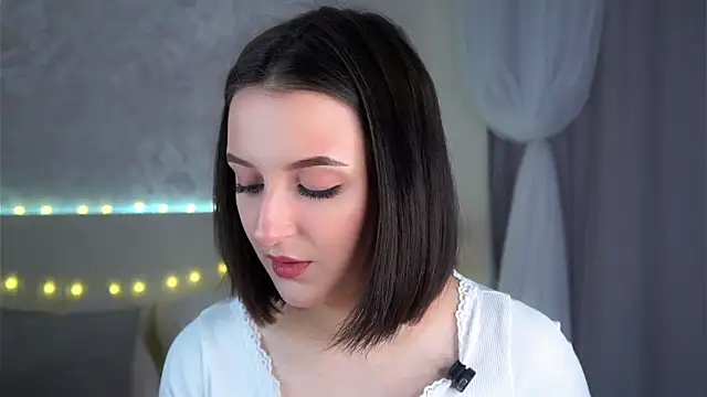 Snapshot of FalineBeacher chatting on April 2026 01:05:02 AM FalineBeacher online show from April 2026 01:05:02 AM