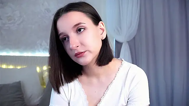 Snapshot of FalineBeacher chatting on April 2026 01:06:01 AM FalineBeacher online show from April 2026 01:06:01 AM