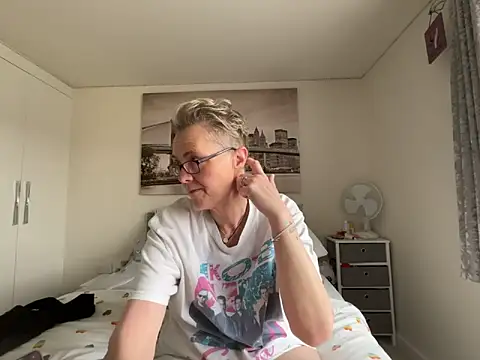 Snapshot of Curvy-Jinx chatting on April 2026 07:33:02 AM Curvy-Jinx online show from April 2026 07:33:02 AM