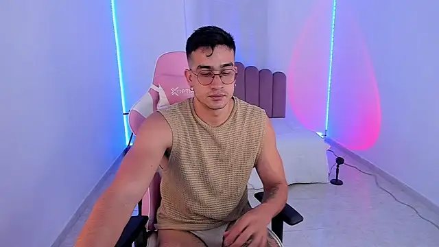 Snapshot of CamCumBoy chatting on October 2025 07:20:02 AM CamCumBoy online show from October 2025 07:20:02 AM