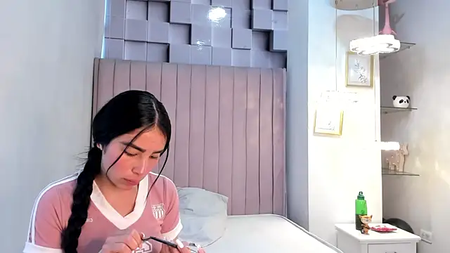 Snapshot of CandySays chatting on November 2025 11:32:02 AM CandySays online show from November 2025 11:32:02 AM