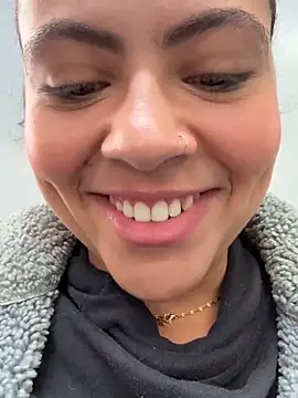Snapshot of Chloe_Leaozinho chatting on May 2026 02:33:01 PM Chloe Leaozinho online show from May 2026 02:33:01 PM