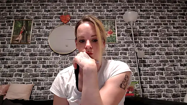 Snapshot of SexyMilf_37 chatting on April 2026 08:11:01 PM SexyMilf 37 online show from April 2026 08:11:01 PM