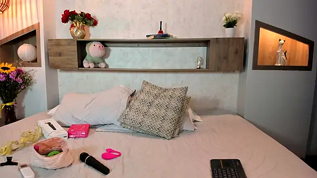 Emilly Beaumont online show from November 2025 01:23:01 PM