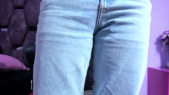 Emy Latin online show from November 2025 08:52:01 PM