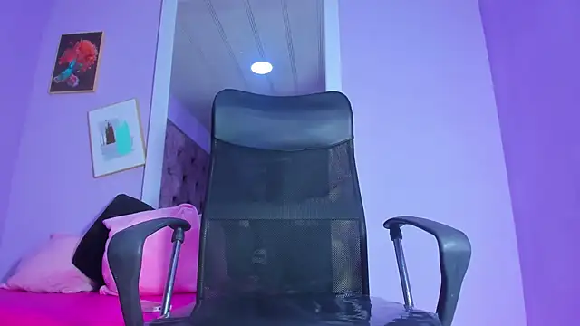 Emy Latin online show from November 2025 08:19:02 PM