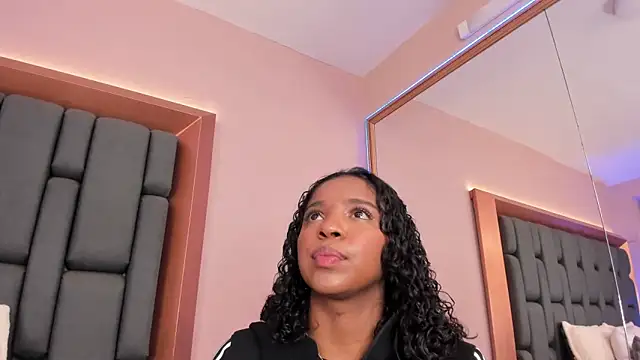 Snapshot of LisaMendez chatting on September 2025 02:22:02 AM LisaMendez online show from September 2025 02:22:02 AM