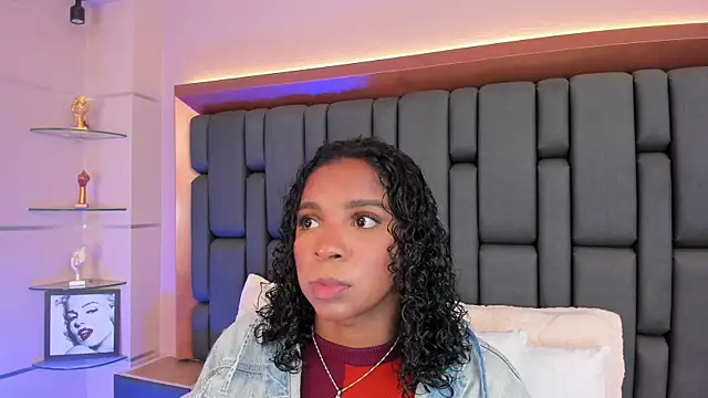 Snapshot of LisaMendez chatting on October 2025 04:10:02 AM LisaMendez online show from October 2025 04:10:02 AM